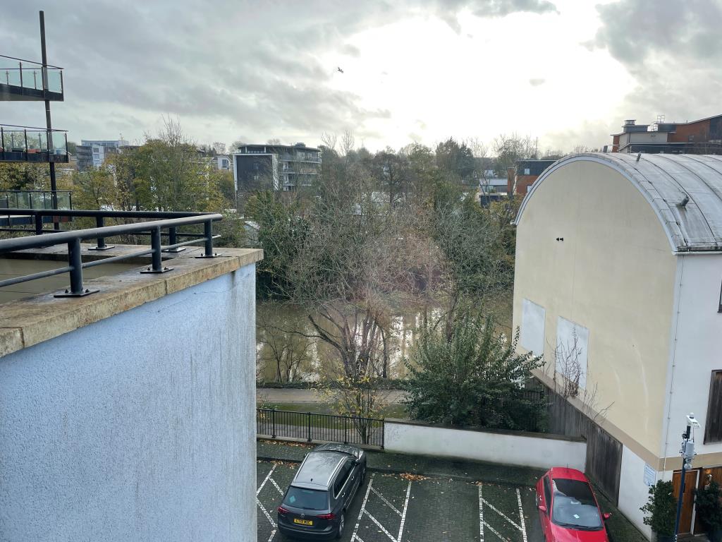 Lot: 50 - VACANT FLAT IN TOWN CENTRE -